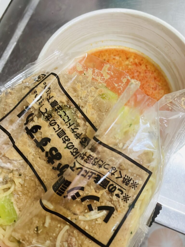 ローソン冷凍担々麺「阿吽(あうん)」レンジアップ